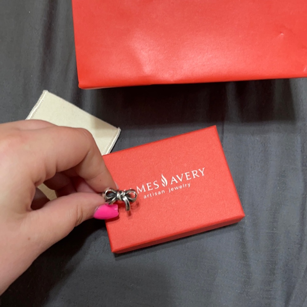 Super cute James Avery bow ring